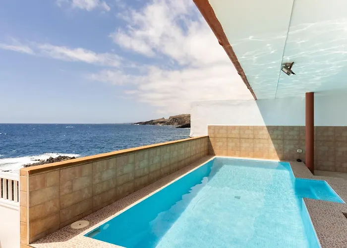 Σπίτι διακοπών Coastal Dream With Heated Pool