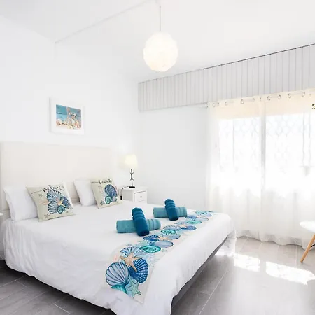 Hébergement de vacances Coastal Dream With Heated Pool *