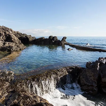 Hébergement de vacances Coastal Dream With Heated Pool *
