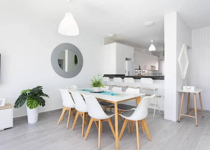 Coastal Dream With Heated Pool Feriehus