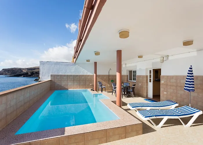 Coastal Dream With Heated Pool Feriehus